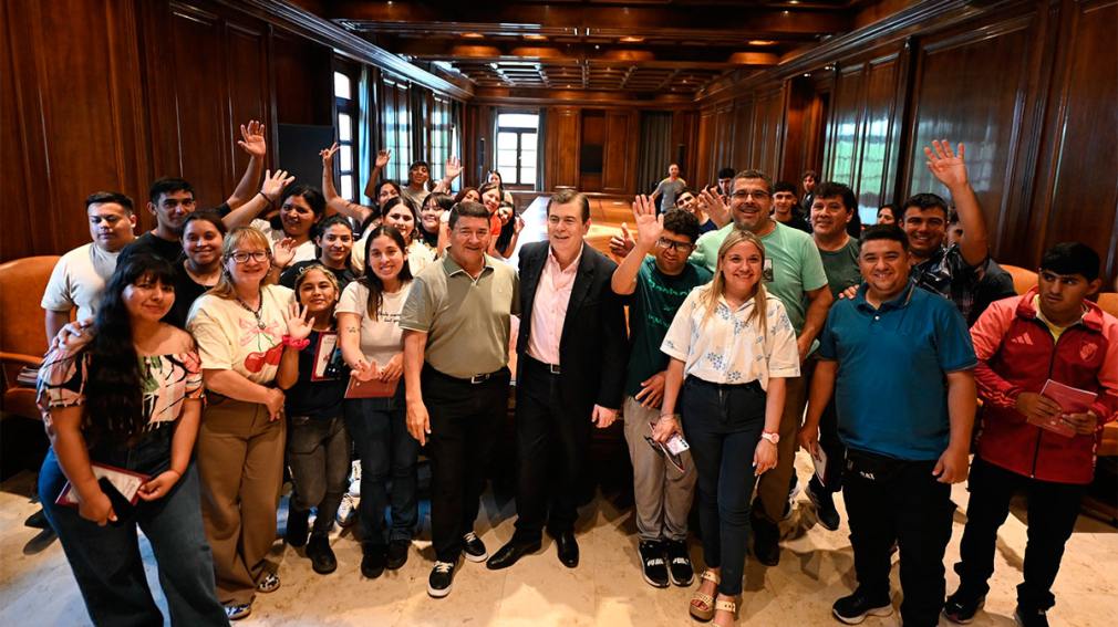 Zamora recibió a alumnos de Pozo Hondo en el cierre anual del programa “Conociendo mi provincia”
