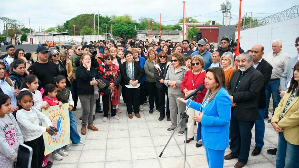 La intendente Fuentes acompañada por vecinos inauguró la Plazoleta Uruguay en el barrio América del Sur
